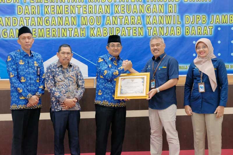 Bupati H. Anwar Sadat menerima penghargaan Opini WTP dari Kakanwil Ditjen perbendaharaan Jambi Supendi atas LKPD Tanjab Barat Tahun 2021, Kamis (17/11/22/. FOTO : Ist