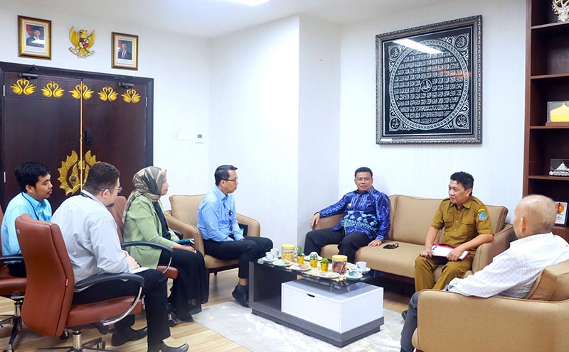 Wabup Tanjab Barat Katamos Saat Pertemuan dengan pihak Bank Jambi Bahas Kerjasama Program KURDA. FOTO : PROKOPIM