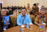 HADIRI MALAM APRESIASI: Wakil Bupati Tanjung Jabung Barat, Dr. H. Katamso (tengah), didampingi Asisten Administrasi Umum Setda Tanjab Barat, Ir. H. Agus Sanusi (kiri), saat menghadiri Malam Apresiasi Pemerintah Daerah Berprestasi 2026 di Wyndham OPI Hotel Palembang, Sabtu (25/4). (FOTO : Prokopim)