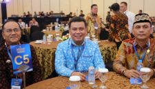 HADIRI MALAM APRESIASI: Wakil Bupati Tanjung Jabung Barat, Dr. H. Katamso (tengah), didampingi Asisten Administrasi Umum Setda Tanjab Barat, Ir. H. Agus Sanusi (kiri), saat menghadiri Malam Apresiasi Pemerintah Daerah Berprestasi 2026 di Wyndham OPI Hotel Palembang, Sabtu (25/4). (FOTO : Prokopim)