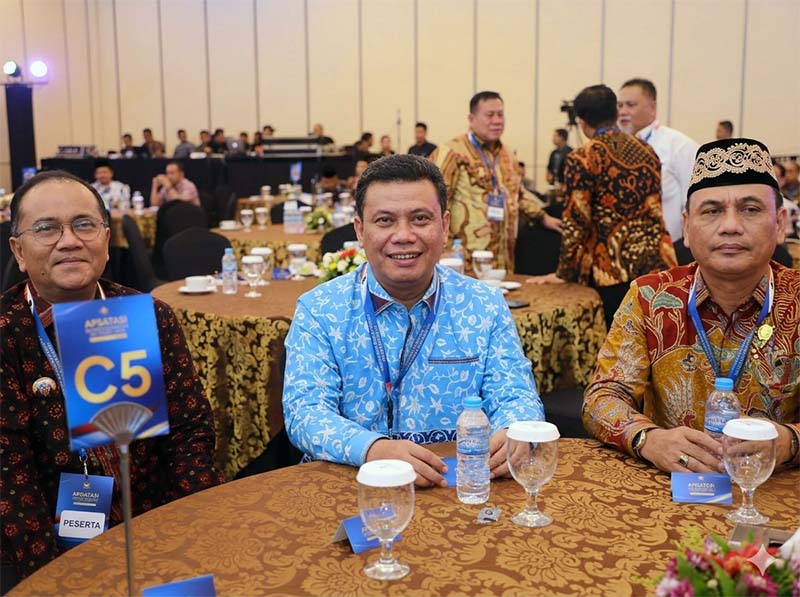 HADIRI MALAM APRESIASI: Wakil Bupati Tanjung Jabung Barat, Dr. H. Katamso (tengah), didampingi Asisten Administrasi Umum Setda Tanjab Barat, Ir. H. Agus Sanusi (kiri), saat menghadiri Malam Apresiasi Pemerintah Daerah Berprestasi 2026 di Wyndham OPI Hotel Palembang, Sabtu (25/4). (FOTO : Prokopim)