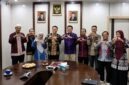 Wakil Bupati Tanjung Jabung Barat Dr. H. Katamso, S.A., S.E., M.E. (tengah/baju ungu) berfoto bersama Kepala Balai Bahasa Provinsi Jambi dan jajaran Pemkab usai pertemuan audiensi penguatan literasi daerah di Kualatungkal, Kamis (16/07). (FOTO : Dok. Istimewa Prokopim)