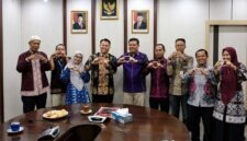 Wakil Bupati Tanjung Jabung Barat Dr. H. Katamso, S.A., S.E., M.E. (tengah/baju ungu) berfoto bersama Kepala Balai Bahasa Provinsi Jambi dan jajaran Pemkab usai pertemuan audiensi penguatan literasi daerah di Kualatungkal, Kamis (16/07). (FOTO : Dok. Istimewa Prokopim)