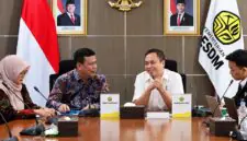 Wakil Bupati Dr. H. Katamso, SA saat melakukan audiensi bersama jajaran Direktorat Jenderal Ketenagalistrikan Kementerian ESDM di Jakarta, Senin (28/9/2026). Pertemuan ini membahas percepatan Program Listrik Desa (Lisdes) 2026–2027 untuk 25 lokasi di Tanjab Barat. (FOTO : Dok. PROKOPIM)