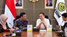 Wakil Bupati Dr. H. Katamso, SA saat melakukan audiensi bersama jajaran Direktorat Jenderal Ketenagalistrikan Kementerian ESDM di Jakarta, Senin (28/9/2026). Pertemuan ini membahas percepatan Program Listrik Desa (Lisdes) 2026–2027 untuk 25 lokasi di Tanjab Barat. (FOTO : Dok. PROKOPIM)