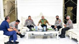Wakapolda Jambi Brigjen Pol Yudawan Roswinarso Saat Menerima Kunjungan Kepala BNNP Jambi Brigjen Pol Wisnu Handoko di Lobby utama Mapolda Jambi, Selasa, (02/08/22). FOTO : Humas