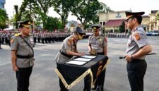Kapolda Jambi Irjen Pol. Krisno H. Siregar memimpin langsung Upacara Serah Terima Jabatan (Sertijab) Wakapolda Jambi yang berlangsung di Lapangan Hitam Mapolda Jambi, Selasa (11/8/2026). (Foto: Dok. Humas Polda Jambi)