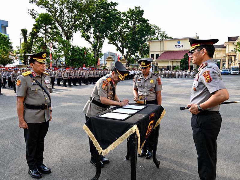 Kapolda Jambi Irjen Pol. Krisno H. Siregar memimpin langsung Upacara Serah Terima Jabatan (Sertijab) Wakapolda Jambi yang berlangsung di Lapangan Hitam Mapolda Jambi, Selasa (11/8/2026). (Foto: Dok. Humas Polda Jambi)