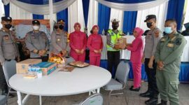 Wakapolres Muaro Jambi Novrizal didampingi Wakil Ketua Bhyangkari Cabang Muaro Jambi Ny Nunung Novri di Pos Pengamana Citra Raya City Kecamatan Jaluko, Rabu (29/12/21). FOTO : HUMAS PMJ