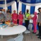 Wakapolres Muaro Jambi Novrizal didampingi Wakil Ketua Bhyangkari Cabang Muaro Jambi Ny Nunung Novri di Pos Pengamana Citra Raya City Kecamatan Jaluko, Rabu (29/12/21). FOTO : HUMAS PMJ