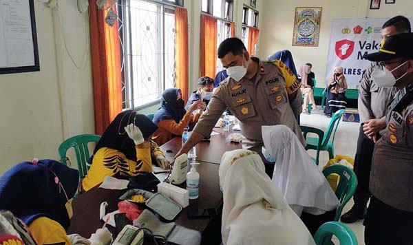 Wakapolres Tanjab Barat Kompol Alhajat, SIK Saat Monitoring Vaksinasi Ibu Hamil dan Remaja di kantor Kecamatan Bram Itam, Senin (06/9/21). FOTO : HUMAS RES