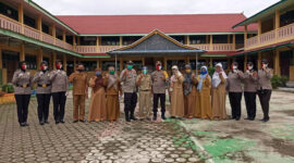 FOTO : Wakapolres Tanjab Barat KOMPOL Wirmanto Dinata, S.Ag, MM melaksanakan kegiatan Peninjauan Kesiapan Protokol Kesehatan pada pelaksanaan Penerimaan Peserta Didik Baru (PPDB) di SMPN 2 Kabupaten Tanjung Jabung Barat, Senin (13/07/20) 