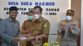 Wakil Bupati Muaro Jambi Bambang Bayu Suseno (BBS) Potong Tumpeng Peresmian Kantor Desa Terpadu di Desa Suka Makmur, Senin (07/02/22). FOTO : Noval/Ist