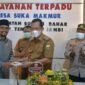 Wakil Bupati Muaro Jambi Bambang Bayu Suseno (BBS) Potong Tumpeng Peresmian Kantor Desa Terpadu di Desa Suka Makmur, Senin (07/02/22). FOTO : Noval/Ist