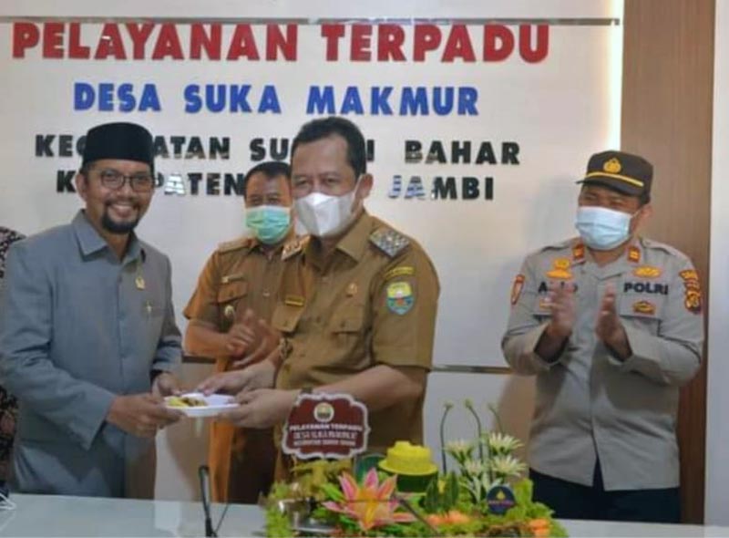 Wakil Bupati Muaro Jambi Bambang Bayu Suseno (BBS) Potong Tumpeng Peresmian Kantor Desa Terpadu di Desa Suka Makmur, Senin (07/02/22). FOTO : Noval/Ist