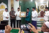 Wagub Abdullah Sani Serahkan Penghargaan dari PP MDI Kepada Masjid Perkotaan Terbaik 3 Nasional. FOTO : Istimewa.
