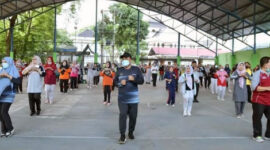Wakil Walikota Jambi Dr. H. Maulana beserta istri Senam Kesegaran Jasmani (SKJ) bersama para pejabat dan, para guru sekolah SD dan SMP se Kota Jambi di lapangan tenis Diknas Kota Jambi, Sabtu (15/1/22). [FOTO : IG Maulana]
