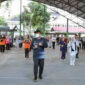 Wakil Walikota Jambi Dr. H. Maulana beserta istri Senam Kesegaran Jasmani (SKJ) bersama para pejabat dan, para guru sekolah SD dan SMP se Kota Jambi di lapangan tenis Diknas Kota Jambi, Sabtu (15/1/22). [FOTO : IG Maulana]