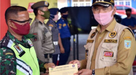 FOTO : Wali Kota Jambi Dr. H. Syarif Fasha Sat Menyerahkan Secara Simbolis Insentif Perdana Kepada Masing-masing Perwakilan Petugas di Posko Gugus Tugas Percepatan Penanganan Covid-19 Kota Jambi di Mako Damkar dan Penyelamatan Kota Jambi, Selasa (12/05/20)