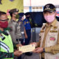 FOTO : Wali Kota Jambi Dr. H. Syarif Fasha Sat Menyerahkan Secara Simbolis Insentif Perdana Kepada Masing-masing Perwakilan Petugas di Posko Gugus Tugas Percepatan Penanganan Covid-19 Kota Jambi di Mako Damkar dan Penyelamatan Kota Jambi, Selasa (12/05/20)