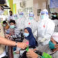 FOTO : Wali Kota Jambi H. Syarif Fasha melepas kepulangan 5 orang pasien terkonfirmasi positif Covid-19 yang telah dinyatakan sembuh oleh Tim Medis Penanganan Covid-19 Kota Jambi, Rabu (24/06/20).