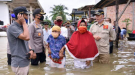 FOTO : Wali Kota Jambi Dr. H. Syarif Fasha bersama jajaran Forkompimda Kota Jambi Saat Meninjau Beberapa Lokasi Terdampak Banjir di Wilayah Kota Jambi, Jumat (08/05/20).