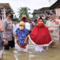 FOTO : Wali Kota Jambi Dr. H. Syarif Fasha bersama jajaran Forkompimda Kota Jambi Saat Meninjau Beberapa Lokasi Terdampak Banjir di Wilayah Kota Jambi, Jumat (08/05/20).