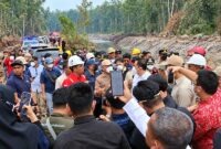 Wakil Menteri Lingkungan Hidup, Diaz Hendropriyono, didampingi jajaran Polres Tanjung Jabung Timur dan pemangku kepentingan terkait saat melakukan peninjauan lapangan taktis penanganan karhutla di wilayah bentang lahan gambut, Muara Sabak Barat, Jambi. (Foto: Dok. Humas)