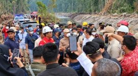 Wakil Menteri Lingkungan Hidup, Diaz Hendropriyono, didampingi jajaran Polres Tanjung Jabung Timur dan pemangku kepentingan terkait saat melakukan peninjauan lapangan taktis penanganan karhutla di wilayah bentang lahan gambut, Muara Sabak Barat, Jambi. (Foto: Dok. Humas)