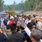 Wakil Menteri Lingkungan Hidup, Diaz Hendropriyono, didampingi jajaran Polres Tanjung Jabung Timur dan pemangku kepentingan terkait saat melakukan peninjauan lapangan taktis penanganan karhutla di wilayah bentang lahan gambut, Muara Sabak Barat, Jambi. (Foto: Dok. Humas)