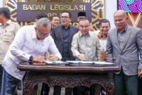 Menteri Hukum Supratman Andi Agtas (kiri) menandatangani berkas persetujuan RUU Pelindungan Pekerja Rumah Tangga (PPRT) bersama Wakil Menteri Ketenagakerjaan Afriansyah Noor dan pimpinan Baleg DPR RI di Kompleks Parlemen, Jakarta, Senin malam (20/4/2026). (FOTO : Dok. Biro Humas Kemenaker)