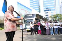 Wamenaker Afriansyah Noor didampingi jajaran Kemnaker melepas keberangkatan Mudik bagi Pekerja/Buruh Tahun 2026 di halaman Gedung Vokasi Kemnaker, Jakarta (15/3). Program ini bertujuan menjamin keamanan dan kenyamanan pekerja saat pulang ke kampung halaman. (FOTO : BIRO HUMAS KEMNAKER)