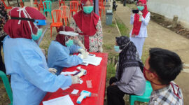 FOTO : Tim Gugus Tugas Perecepatan Penanganan Covid-19 Kabupaten TanjungJabung Barat melakukan rapid test masalh terhadap puluhan warga di dua desa di Kecamatan Betara yakni Desa Pematang Lumut dan Desa Lubuk Terentang, Kamis (06/08/20).