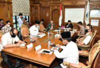 FOTO : Rapat Evaluasi Penangana Covid-19 di Provinsi Jambi yang langsung dipimpin Gubernur Jambi Fachrori diikuti Danrem 042 Garuda Putih, Brigjen TNI M.Zulkifli Kapolda Jambi, Irjen Pol Firman Shantyabudi, Penjabat Sekda Provinsi Jambi Sudirman, Kepala BPBD Provinsi Jambi Bachyuni Deliansyah dan Jubir Covid-19 Provinsi Jambi Johansyah di ruang kerja Gubernur Jambi, Jumat (07/08/20).