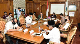 FOTO : Rapat Evaluasi Penangana Covid-19 di Provinsi Jambi yang langsung dipimpin Gubernur Jambi Fachrori diikuti Danrem 042 Garuda Putih, Brigjen TNI M.Zulkifli Kapolda Jambi, Irjen Pol Firman Shantyabudi, Penjabat Sekda Provinsi Jambi Sudirman, Kepala BPBD Provinsi Jambi Bachyuni Deliansyah dan Jubir Covid-19 Provinsi Jambi Johansyah di ruang kerja Gubernur Jambi, Jumat (07/08/20).