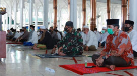 FOTO : Gubernur Jambi Fachrori Umar, Kapolda Jambi Irjen Pol. Firman Santyabudi dan Danrem 042/ Garuda Putih Brigjen TNI M. Zulkifli saat acara Peringatan Menyambut 1 Muharram 1442 H di Mesjid Agung Al-Falah, Kota Jambi, Rabu (19/08/20)