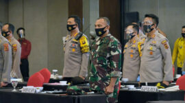 FOTO : Komandan Korem 042/Gapu Brigjen TNI M. Zulkifli Saat Mengikuti Rapat Koordinasi Kesiapan Pilkada Serentak 2020 dan pengarahan kepada Satuan Tugas Covid 19 di Provinsi Jambi oleh Menteri Dalam Negeri Prof. H. Muhammad Tito Karnavian, M.A, Ph.D di Ballroom Swiss-Belhotel Jambi, Rabu (26/08/20).
