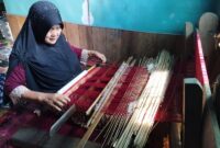 Ibu Nurfidah Saat Membuat Tenun Kain Singket di Kediamannya di Dusun Harapan Jaya Desa Mandala Jaya Kecamatan Betara. FOTO : ASRI
