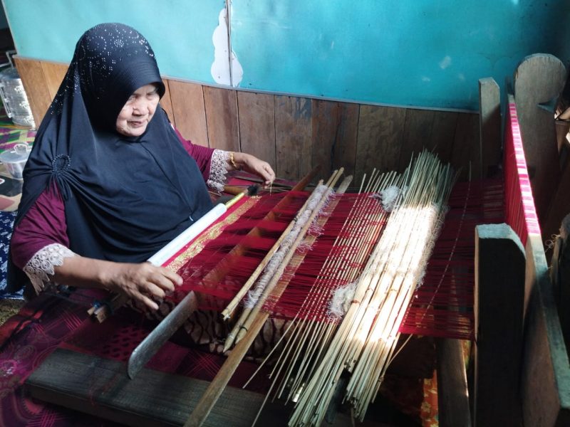 Ibu Nurfidah Saat Membuat Tenun Kain Singket di Kediamannya di Dusun Harapan Jaya Desa Mandala Jaya Kecamatan Betara. FOTO : ASRI