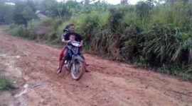Kondisi jalan di kawasan RT 42, Kelurahan Mayang Mangurai, Kecamatan Alam Barajo. FOTO : Eko/Noval/Ist