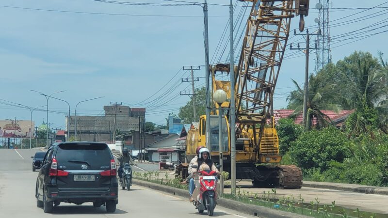 Penampakan Alat Berat Crane Sumitomo yang masih menutupi Ruas 1 Jalan Prof DR Sri Soedewi, Akibatnya Pengguna Jalan lewat di Satu Arah. FOTO : LT