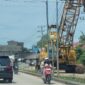 Penampakan Alat Berat Crane Sumitomo yang masih menutupi Ruas 1 Jalan Prof DR Sri Soedewi, Akibatnya Pengguna Jalan lewat di Satu Arah. FOTO : LT