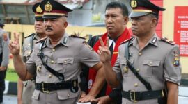 Hans Silalahi dan Ramses Butarbutar Ucapkan Selamat kepada Kapolsek Pagar Merbau IPTU Ronald Sihite. FOTO : RZ