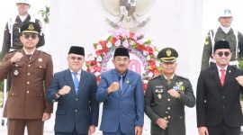 Legislatif dan Eksekutif di Tanjab Barat Upacara Ziarah Nasional di TMP Satria Pengabuan. FOTO : HMS