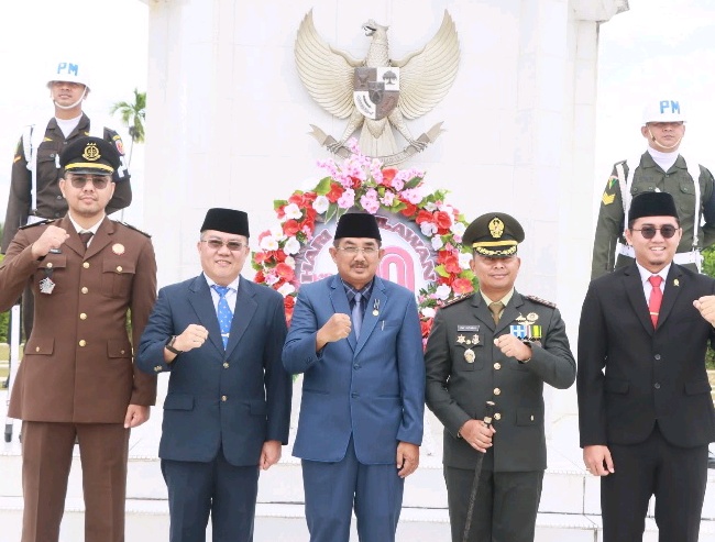 Legislatif dan Eksekutif di Tanjab Barat Upacara Ziarah Nasional di TMP Satria Pengabuan. FOTO : HMS