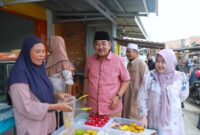 Bupati Anwar Sadat Rayakan Hari Perempuan Internasional dengan Aksi Berbagi Takjil. FOTO : IST