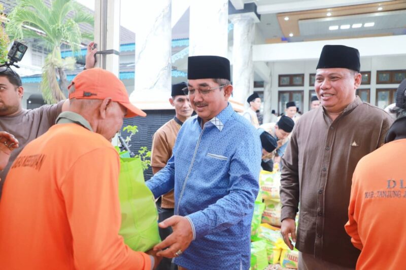 Bupati Tanjung Jabung Barat Terima Bantuan Sembako dari BNI 46 untuk Petugas Kebersihan. FOTO : IST