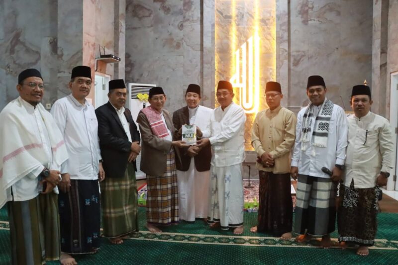 Bupati Tanjung Jabung Barat Laksanakan Salat Tarawih Bersama Tim Safari Ramadan MUI Jambi. FOTO ; IST
