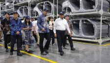 Wakil Menteri Ketenagakerjaan (Wamenaker) Afriansyah Noor bersama rombongan dari Kementerian Ketenagakerjaan sedang melakukan kunjungan kerja di pabrik PT Hyundai Motor Manufacturing Indonesia (HMMI) yang terletak di Cikarang, Kabupaten Bekasi, Jawa Barat. (FOTO : Dok. Biro Humas Kemenaker)