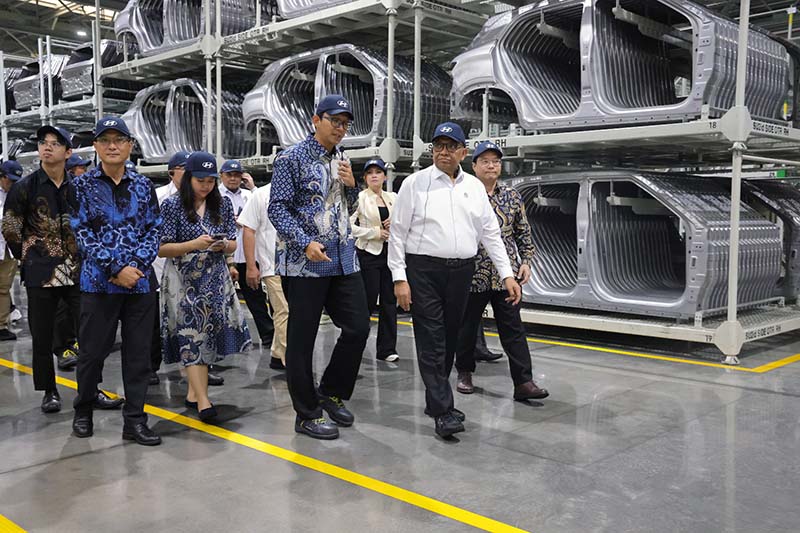 Wakil Menteri Ketenagakerjaan (Wamenaker) Afriansyah Noor bersama rombongan dari Kementerian Ketenagakerjaan sedang melakukan kunjungan kerja di pabrik PT Hyundai Motor Manufacturing Indonesia (HMMI) yang terletak di Cikarang, Kabupaten Bekasi, Jawa Barat. (FOTO : Dok. Biro Humas Kemenaker)